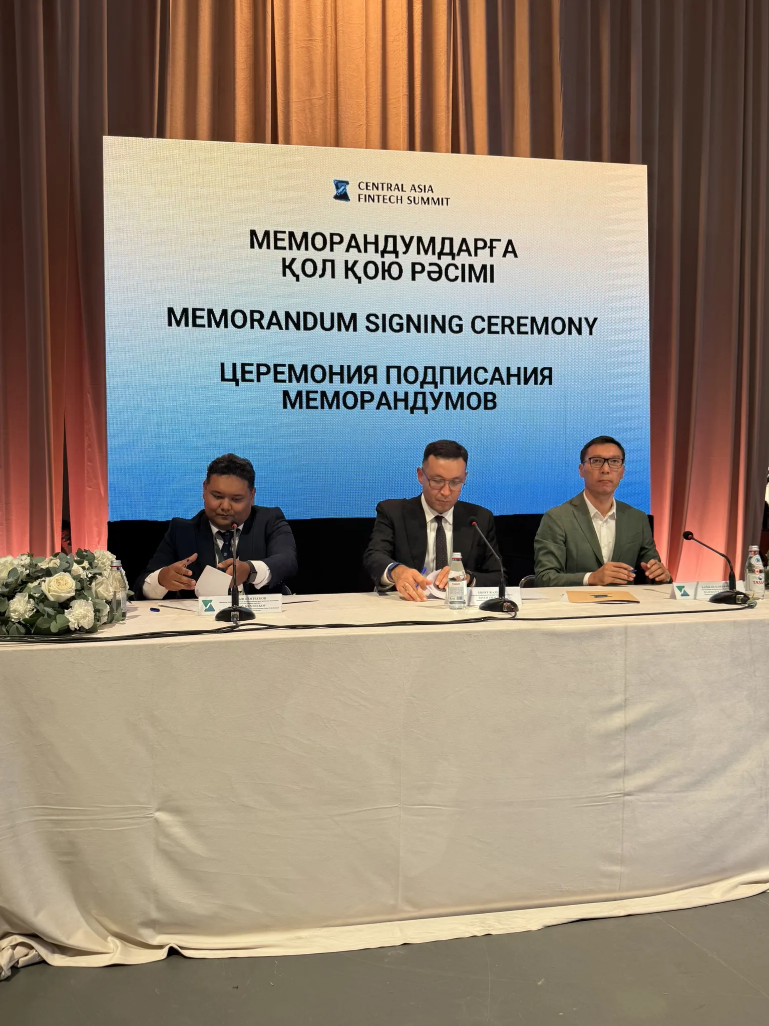Signing the memorandum: Argyn Kentbekov, Binur Zhalenov, Baizhan Kanafin